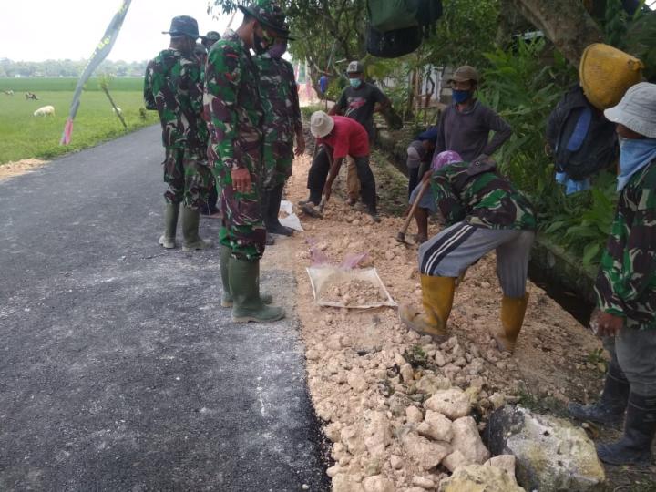 Kopda Aris, Anggota Satgas TMMD Bojonegoro Bersama Warga Ngrancang Timbun Tepi Aspal